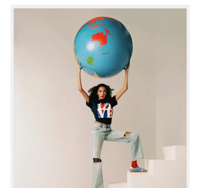 Stradivarius: LOVE Collab Robert Indiana kapslová kolekce – červenec 2026 | Nuslet.cz